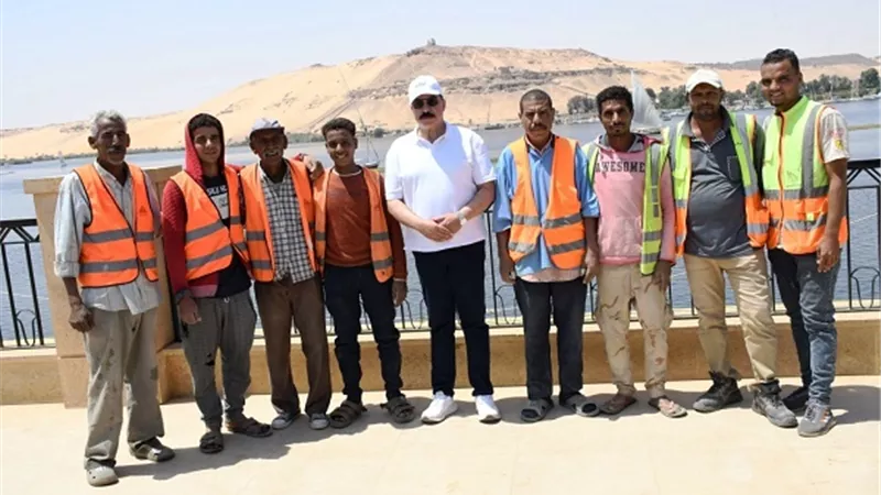 محافظ أسوان يتفقد مشروع ممشى أهل مصر بكورنيش النيل القديم