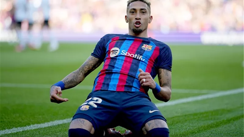 رافينيا يحسم موقفه من الرحيل عن برشلونة