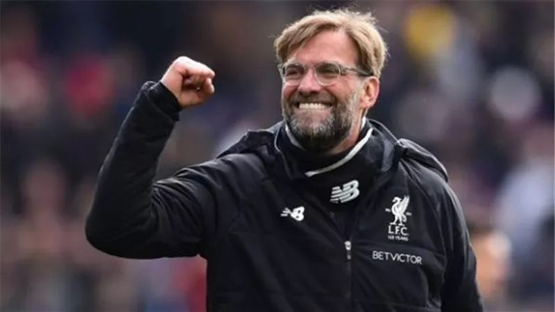 يورجن كلوب يحتفل مع جمهور ليفربول بعد الفوز على برايتون.. شاهد