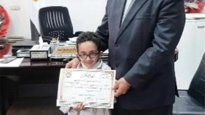 بناءً على توجيهات وزير التربية والتعليم.. مدير مديرية تعليم الشرقية يكرم الطفل الموهوب إياد