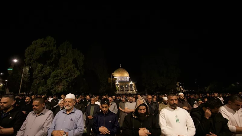 40 ألف فلسطيني يؤدون صلاتي العشاء والتراويح في المسجد الأقصى