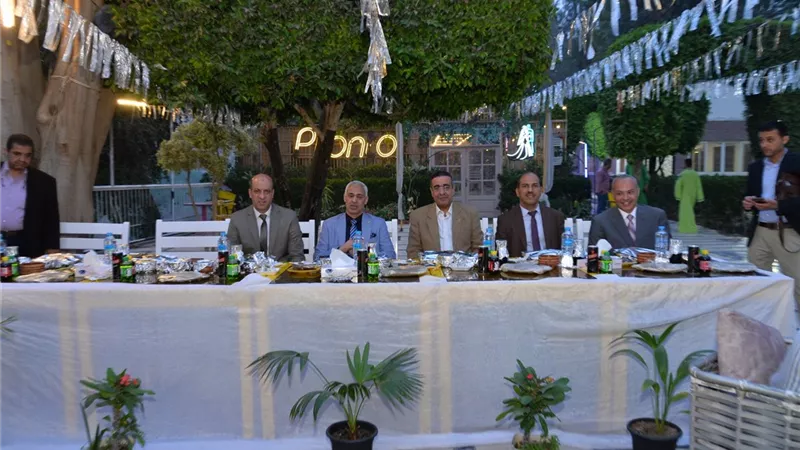 المدن الجامعية بجامعة أسيوط تنظم إفطاراً جماعياً للعاملين بالقطاع