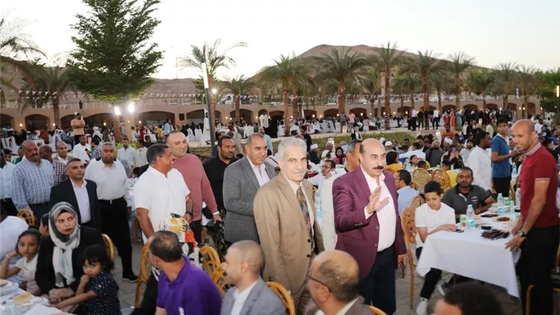 محافظ أسوان يشارك أكثر من ١٥٠٠ من العاملين والمواطنين الافطار