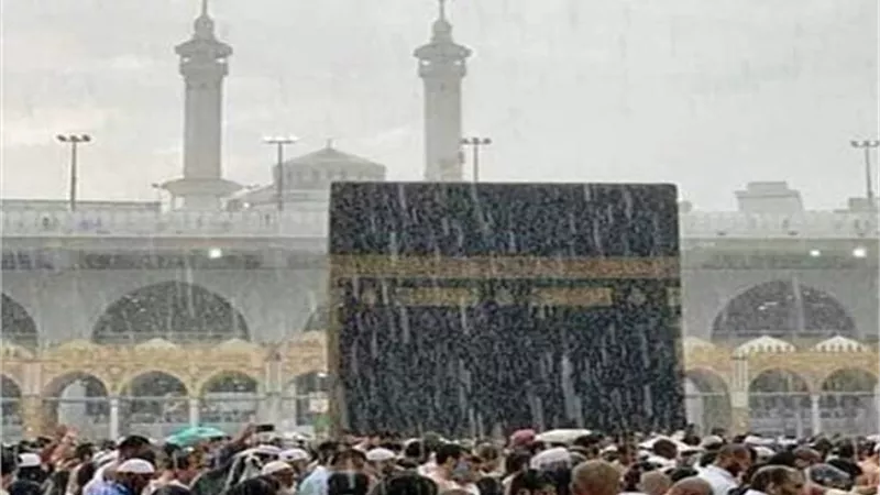 أمطار غزيرة على مكة المكرمة وإمام المسجد الحرام يبدع بالدعاء