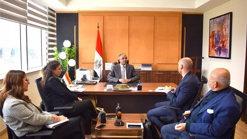 وزير الإسكان يُتابع المشروعات الجاري تنفيذها بالتعاون مع شركاء التنمية