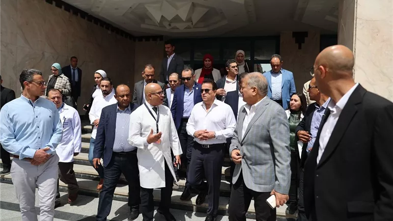 وزير الصحة يتفقد مشروع مجمع الرعايات المركزة في 3 مستشفيات