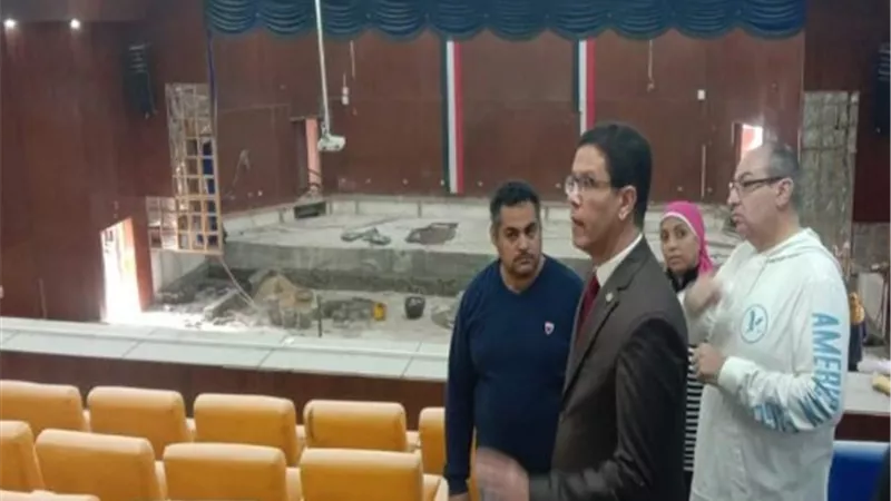 رئيس جامعة بنها يتفقد أعمال تطوير قاعة الاحتفالات الكبرى