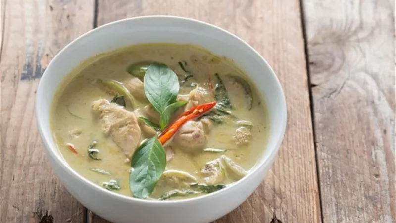 طريقة عمل شوربة الدجاج بالريحان