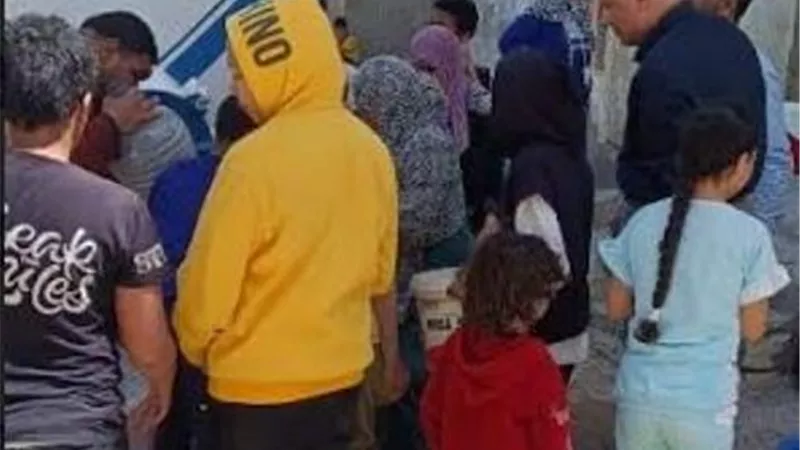 رئيس حي الجناين يتابع إصلاح خط المياه ونقل سيارات المياه