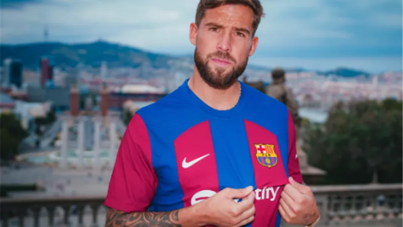 نجم برشلونه يفقد أعصابه ويشتبك مع مشجع خارج الملعب .. فيديو