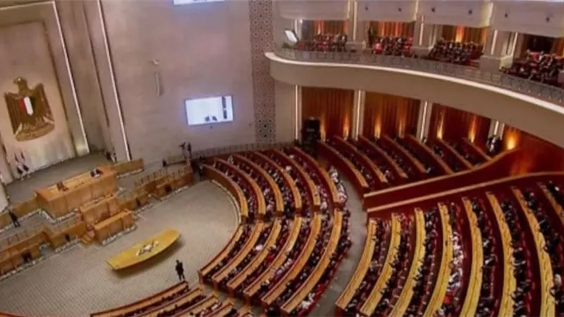 بدء مراسم أداء حلف اليمين الدستورية بالسلام الجمهوري وتحية العلم