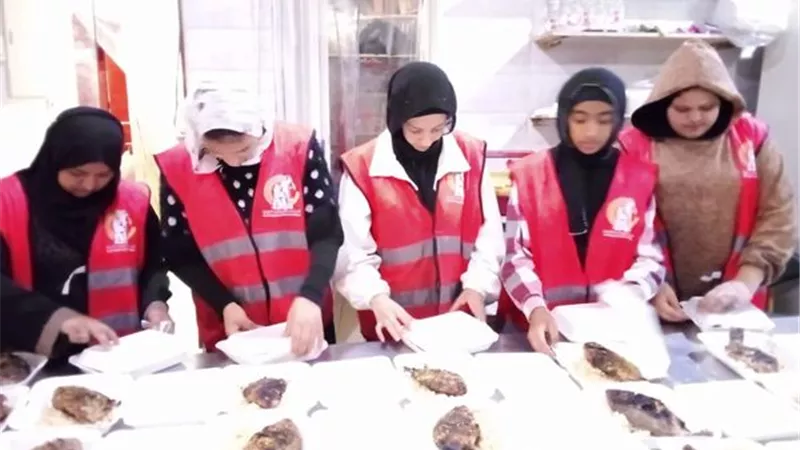 قومي المرأة بالإسماعيلية يوزع وجبات على متضرري جسر الكوبانية
