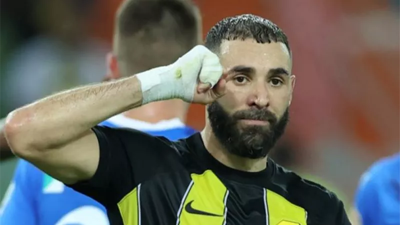 فيديو .. بنزيما يهدر فرصة تسجيل التعادل للاتحاد