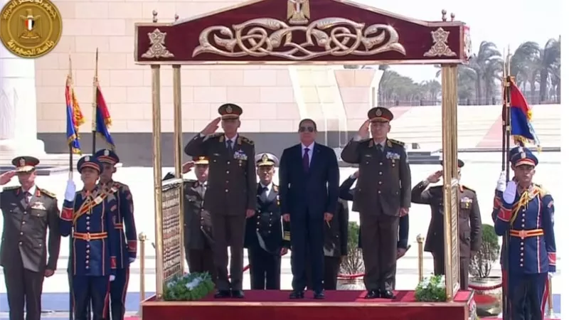 الرئيس السيسي يزور النصب التذكاري بالعاصمة الإدارية الجديدة ويضع أكليلًا من الزهور