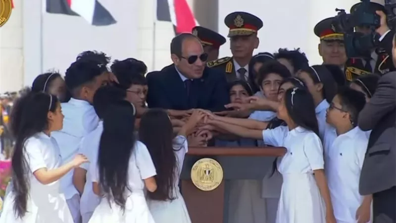 الرئيس السيسي يرفع العلم المصري من ساحة الشعب بالعاصمة الإدارية في بداية ولايته الجديدة