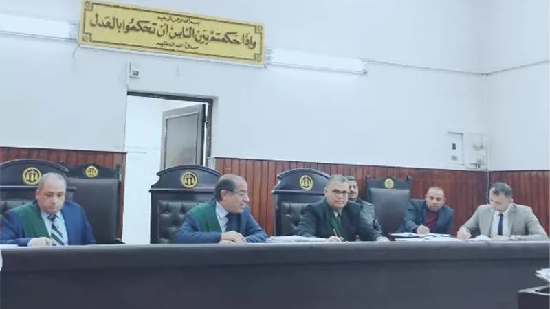 الواد وابوه تجار صنف.. الكرتونة فيها مانجو وهيروين