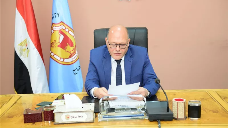 رئيس جامعة سوهاج يجتمع باللجنة العليا لبرنامج الصيدلة الاكلينيكية
