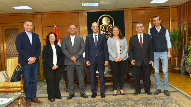 رئيس جامعة أسيوط يستقبل وفداً من الجامعة الأمريكية بالقاهرة