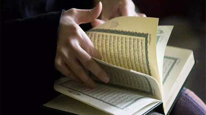 فى تلك الحالة..قراءة الحائض للقرآن ومس المصحف جائز