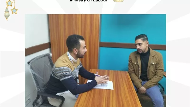 العمل : متابعة المقابلات الشخصية وحصول الشباب على فرص عمل