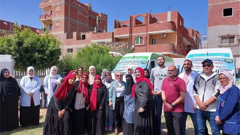 قافلة حياة كريمة الطبية تعالج أهالي أبوشحاته بالإسماعيلية