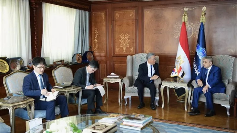 السفير الكوري يبحث فتح مجالات عمل جديدة مع قناة السويس