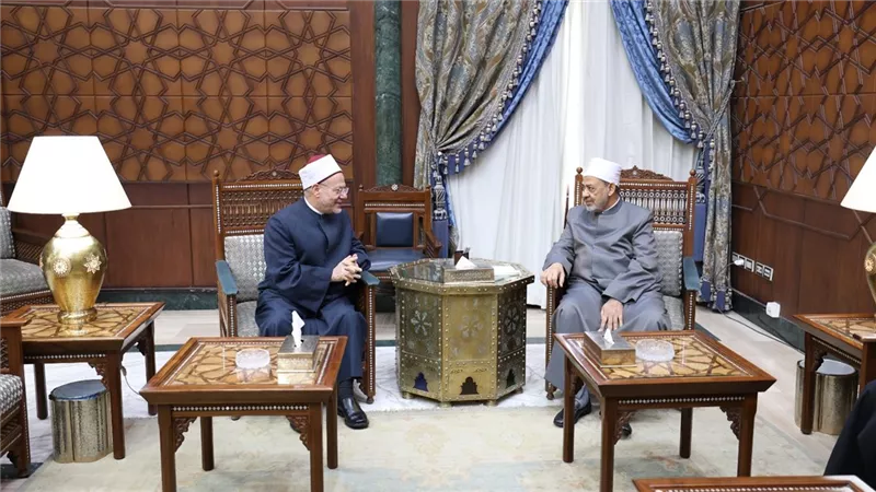 مفتي الجمهورية يهنئ شيخ الأزهر بمناسبة قرب حلول عيد الفطر