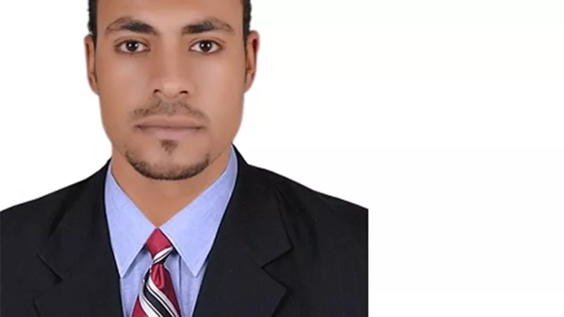 مدرس بنوعية قنا يقترح5 تصميمات جديدة للهُوية البصرية للمحافظة-صور