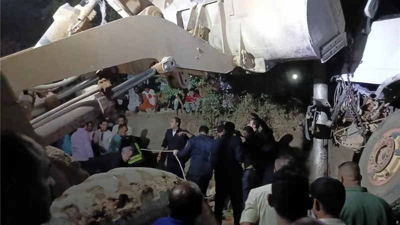 سيارة تريلا تقتحم مقهى باسوان