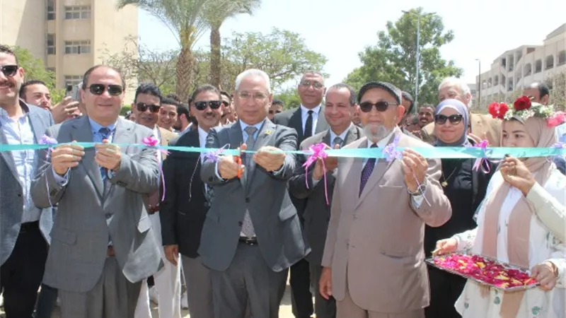 رئيس جامعة المنيا يفتتح معرض الربيع بعنوان «الزهور معنى ومغنى»