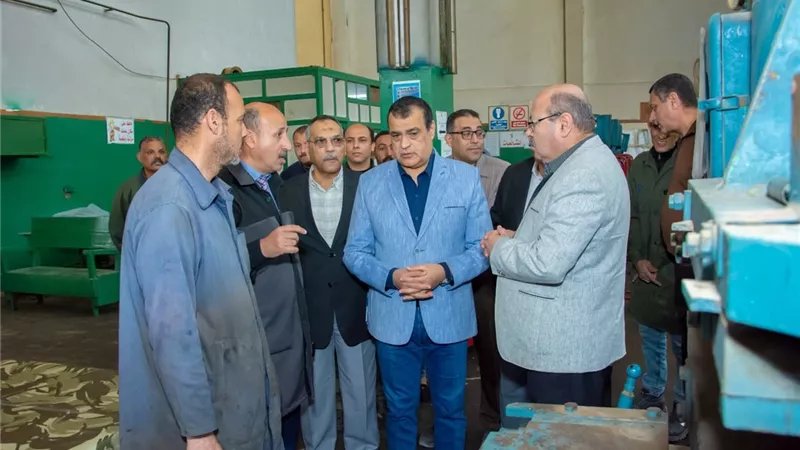 وزير الإنتاج الحربي يزور شركة هليوبوليس للصناعات الكيماوية