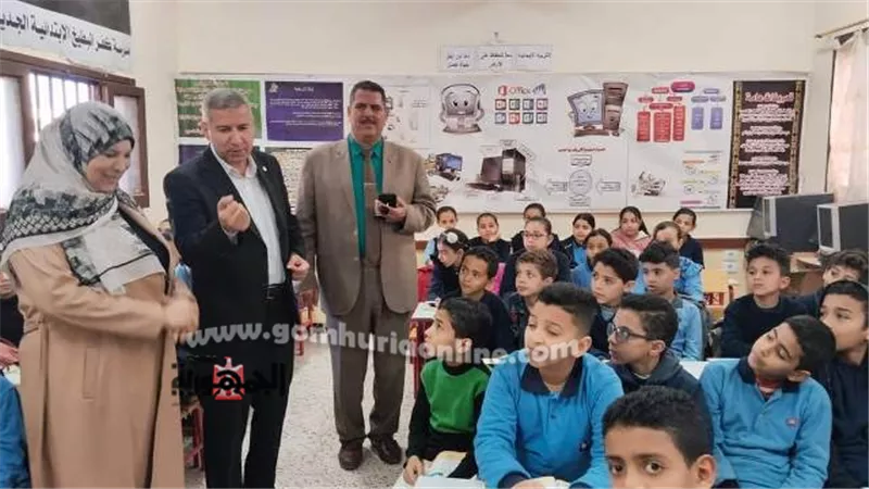 مدير تعليم دمياط يفاجئ مدارس كفر البطيخ ويشيد بإنتظام الدراسة