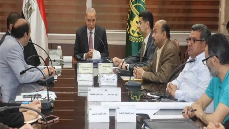 محافظ القليوبية يناقش استكمال المرحلة( ج) من ممشى اهل مصر ببنها