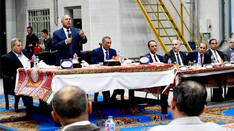 الوزير يتفقد ورش إيرماس المتخصصة في عمرة وصيانة الجرارات
