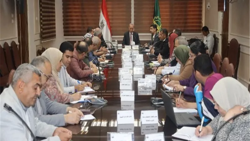 محافظ القليوبية يناقش إغلاق المدفن الصحي بأبو زعبل وتطوير منطقة العكرشة