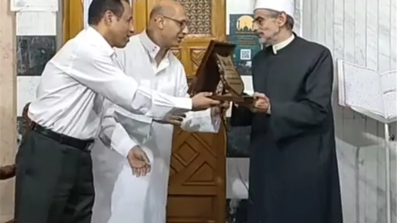 رواد المجمع الاسلامي بالعبور يكرمون شيخ المسجد لجهوده
