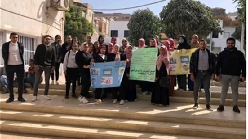 رئيس جامعة أسيوط يستعرض تقريراً حول أنشطة مركز البحوث الاجتماعية