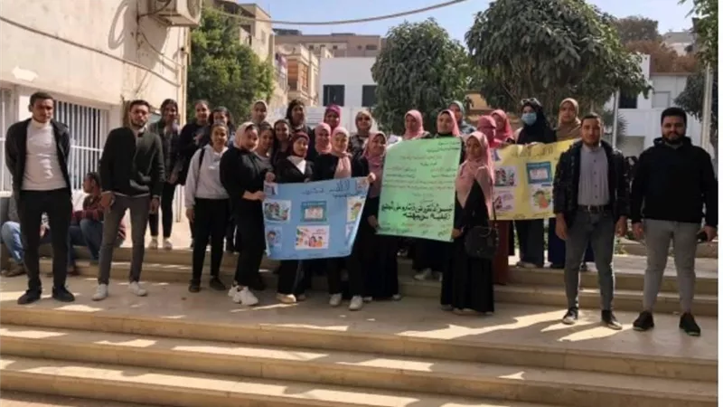 رئيس جامعة أسيوط يستعرض تقريراً حول أنشطة مركز البحوث الاجتماعية