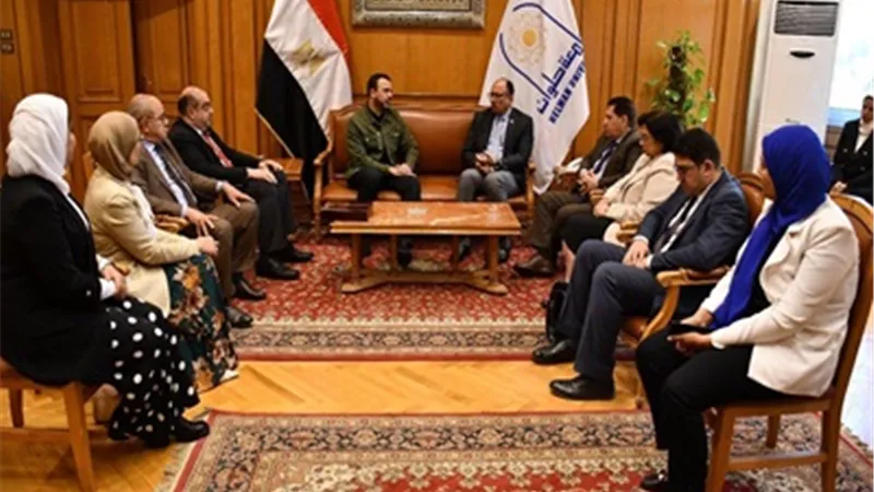 مصطفى حسني يحاور طلاب جامعة حلوان حول 