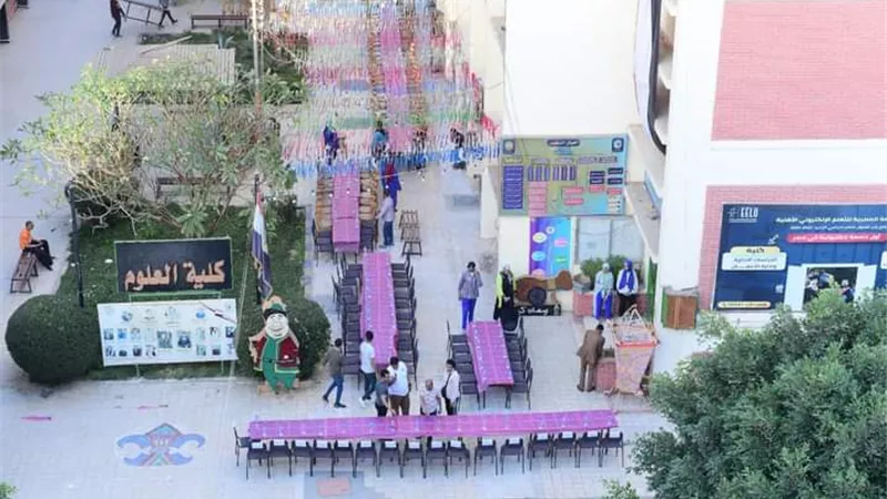 رئيس جامعة سوهاج يواصل مشاركة طلابه بحفل الافطار الجماعي