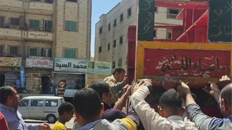 جهاز بدر يشن حملة مكبرة لإزالة الإشغالات من شوارع المدينة.. صور