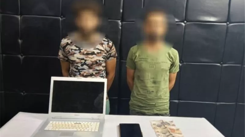 الفيديو كشفهما .. ضبط عصابة تخصصت فى السرقات من داخل السيارات