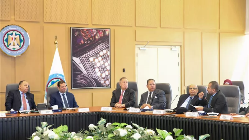 وزير المالية فى حوار مفتوح مع المستثمرين والمصدرين حول الموازنة