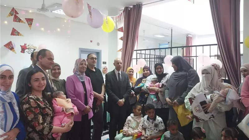 مدير صحة الشرقية يوزع ملابس العيد على الأيتام