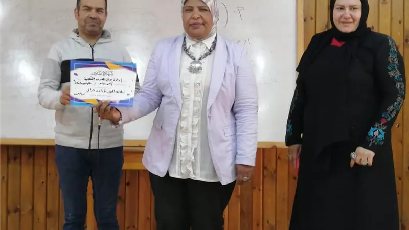 مديرة ادارة برج العرب التعليميه تتابع مجموعات الدعم المدرسيه