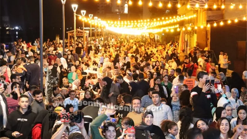 بمشاركة 3000 شخص …. اكبر مائدة افطار 