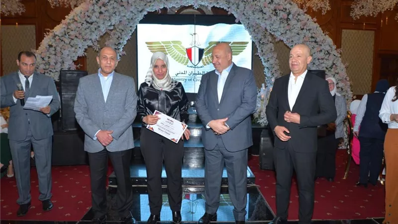 الفريق عباس يوجه الشكر لجميع العاملين و يكرم الأمهات المثاليات بالشركات
