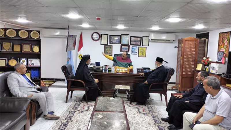 وفد كنسي يقدم التهنئة بعيد الفطر المبارك لرئيس مدينة سفاجا