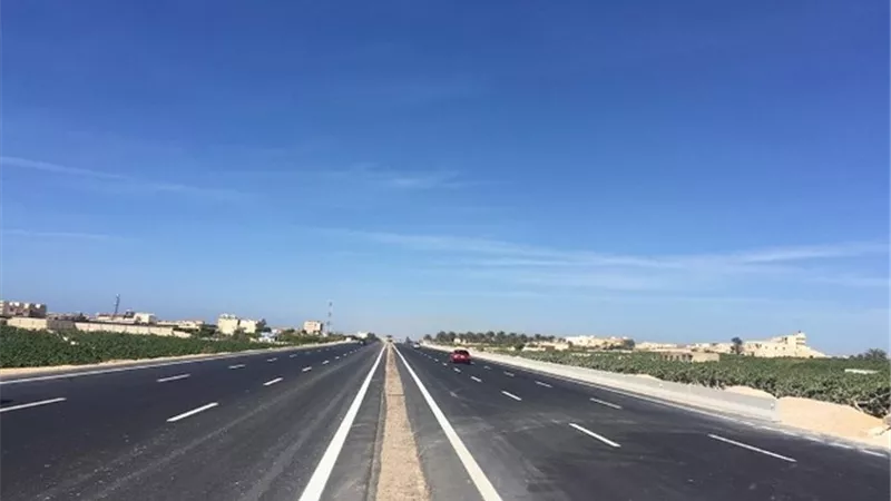 ترميم حفر طريق مصر الإسكندرية استجابة لمواطنين عبر فيس بوك