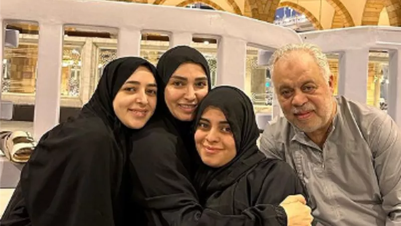 اسرة نقيب الممثلين يؤدون مناسك العمرة.. صور